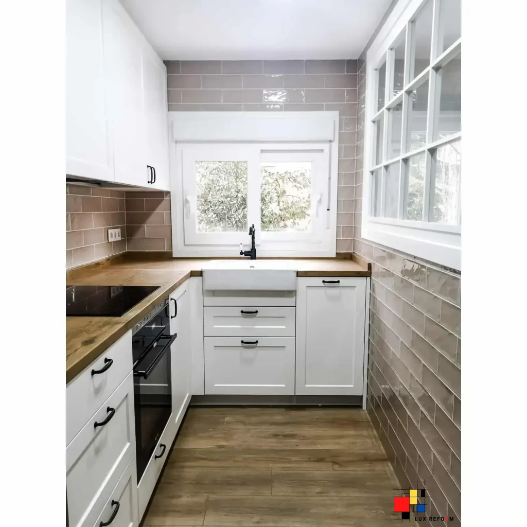 imagen de acabado de una reforma de cocina cuadrada con acabado en azulejo